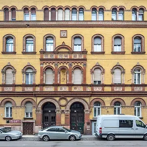 Cozy & Central With 2-bedroom Apartment Budapest
